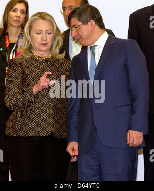 Der türkische Außenminister Ahmet Davutoglu spricht US Foreign Secretary Hillary Clinton (L) während das Familienfoto des Global Anti-Terror-Forum in Istanbul, Türkei, 7. Juni 2012. Foto: TIM BRAKEMEIER Stockfoto