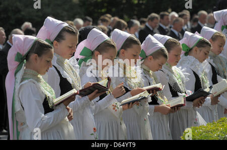 Junge Mädchen in Tracht Brautjungfer besuchen die traditionelle Fronleichnamsprozession der katholischen Sorben in Crostwitz, Deutschland, 7. Juni 2012. Fronleichnam oder Leib Christi ist eine überwiegend katholische Tradition, die die Institution der Heiligen Eucharistie, die Heilige Kommunion zu gedenken. Foto: MATTHIAS HIEKEL Stockfoto