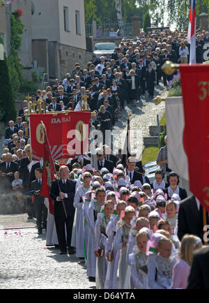 Junge Mädchen in Tracht Brautjungfer besuchen die traditionelle Fronleichnamsprozession der katholischen Sorben in Crostwitz, Deutschland, 7. Juni 2012. Fronleichnam oder Leib Christi ist eine überwiegend katholische Tradition, die die Institution der Heiligen Eucharistie, die Heilige Kommunion zu gedenken. Foto: MATTHIAS HIEKEL Stockfoto