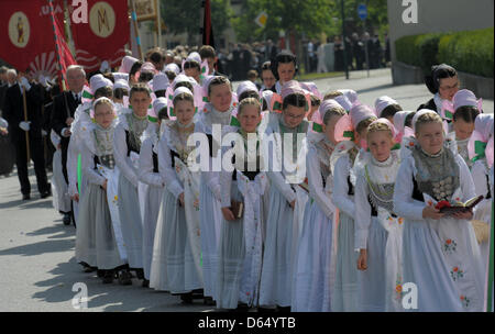 Junge Mädchen in Tracht Brautjungfer besuchen die traditionelle Fronleichnamsprozession der katholischen Sorben in Crostwitz, Deutschland, 7. Juni 2012. Fronleichnam oder Leib Christi ist eine überwiegend katholische Tradition, die die Institution der Heiligen Eucharistie, die Heilige Kommunion zu gedenken. Foto: MATTHIAS HIEKEL Stockfoto