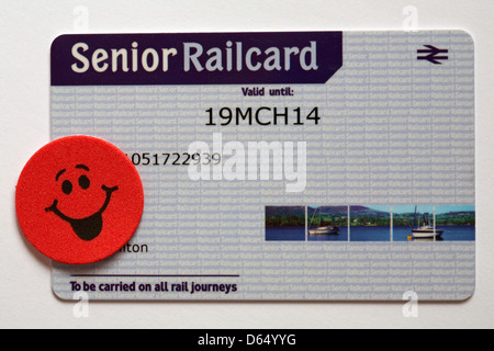 Senior BahnCard Karte mit roten Smiley-Gesicht-Sticker isoliert auf weißem Hintergrund Stockfoto