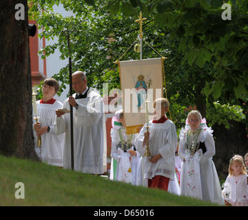 Junge Mädchen in Tracht Brautjungfer besuchen die Fronleichnams-Prozession der katholischen Sorben im Hof des Zisterzienser-Abtei St. Marienstern in Panschwitz-Kuckau, Deutschland, 7. Juni 2012. Fronleichnam oder Leib Christi ist eine überwiegend katholische Tradition, die die Institution der Heiligen Eucharistie, die Heilige Kommunion zu gedenken. Foto: MATTHIAS HIEKEL Stockfoto