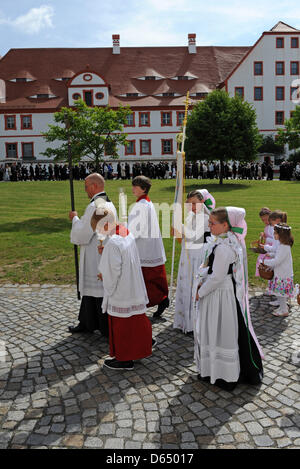 Junge Mädchen in Tracht Brautjungfer besuchen die Fronleichnams-Prozession der katholischen Sorben im Hof des Zisterzienser-Abtei St. Marienstern in Panschwitz-Kuckau, Deutschland, 7. Juni 2012. Fronleichnam oder Leib Christi ist eine überwiegend katholische Tradition, die die Institution der Heiligen Eucharistie, die Heilige Kommunion zu gedenken. Foto: MATTHIAS HIEKEL Stockfoto