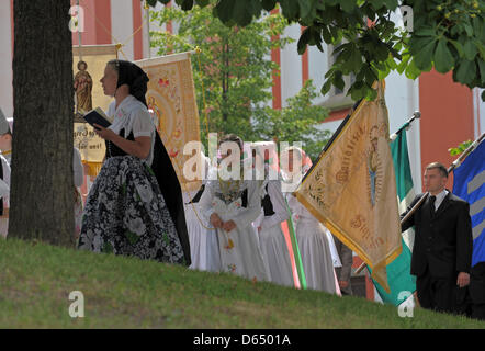 Junge Mädchen in Tracht Brautjungfer besuchen die Fronleichnams-Prozession der katholischen Sorben im Hof des Zisterzienser-Abtei St. Marienstern in Panschwitz-Kuckau, Deutschland, 7. Juni 2012. Fronleichnam oder Leib Christi ist eine überwiegend katholische Tradition, die die Institution der Heiligen Eucharistie, die Heilige Kommunion zu gedenken. Foto: MATTHIAS HIEKEL Stockfoto