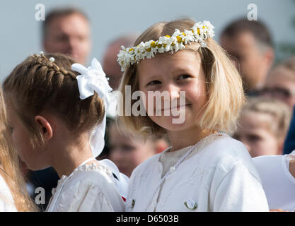 Eine Mädchen in Tracht besucht der traditionellen Meer Fronleichnamsprozession am Staffelsee See in der Nähe von Seehausen, Deutschland, 7. Juni 2012.  Fronleichnam oder Leib Christi ist eine überwiegend katholische Tradition, die die Institution der Heiligen Eucharistie, die Heilige Kommunion zu gedenken. Foto: MARC Müller Stockfoto