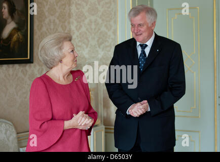 Bundesrat Präsident und Bayerns Ministerpräsident Horst Seehofer wird von der niederländischen Königin Beatrix im Huis ten Bosch Palast in den Haag, Niederlande, 7. Juni 2012 empfangen. Horst Seehofer reist durch die Niederlande und Belgien ab 06 / 07 Juni 2012. Foto: SVEN HOPPE Stockfoto