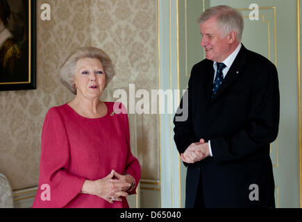 Bundesrat Präsident und Bayerns Ministerpräsident Horst Seehofer wird von der niederländischen Königin Beatrix im Huis ten Bosch Palast in den Haag, Niederlande, 7. Juni 2012 empfangen. Horst Seehofer reist durch die Niederlande und Belgien ab 06 / 07 Juni 2012. Foto: SVEN HOPPE Stockfoto