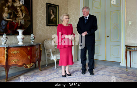 Bundesrat Präsident und Bayerns Ministerpräsident Horst Seehofer wird von der niederländischen Königin Beatrix im Huis ten Bosch Palast in den Haag, Niederlande, 7. Juni 2012 empfangen. Horst Seehofer reist durch die Niederlande und Belgien ab 06 / 07 Juni 2012. Foto: SVEN HOPPE Stockfoto