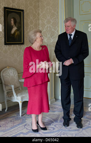 Bundesrat Präsident und Bayerns Ministerpräsident Horst Seehofer wird von der niederländischen Königin Beatrix im Huis ten Bosch Palast in den Haag, Niederlande, 7. Juni 2012 empfangen. Horst Seehofer reist durch die Niederlande und Belgien ab 06 / 07 Juni 2012. Foto: SVEN HOPPE Stockfoto