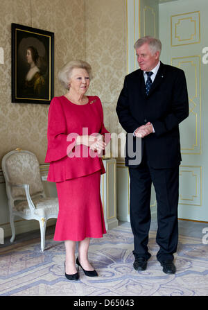 Bundesrat Präsident und Bayerns Ministerpräsident Horst Seehofer wird von der niederländischen Königin Beatrix im Huis ten Bosch Palast in den Haag, Niederlande, 7. Juni 2012 empfangen. Horst Seehofer reist durch die Niederlande und Belgien ab 06 / 07 Juni 2012. Foto: SVEN HOPPE Stockfoto