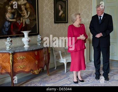 Bundesrat Präsident und Bayerns Ministerpräsident Horst Seehofer wird von der niederländischen Königin Beatrix im Huis ten Bosch Palast in den Haag, Niederlande, 7. Juni 2012 empfangen. Horst Seehofer reist durch die Niederlande und Belgien ab 06 / 07 Juni 2012. Foto: SVEN HOPPE Stockfoto