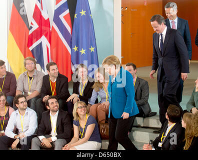 Bundeskanzlerin Angela Merkel (CDU, 3. R), der britische Premierminister David Cameron (2. R) und der norwegische Ministerpräsident Jens Stoltenberg (hinten, R) eine Debatte mit internationalen Studenten im Bundeskanzleramt in Berlin, Deutschland, 7. Juni 2012 beiwohnen. Merkel forderte eine Gruppe ausländischer Studierender und ihre Gäste Cameron und Stoltenberg für eine Diskussionsrunde über europäische Themen Stockfoto