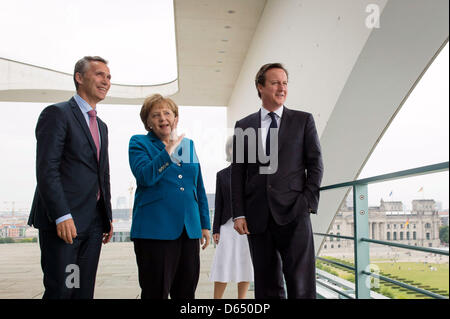 HANDOUT - ein Handout Bild datiert 7. Juni 2012 zeigt die deutsche Bundeskanzlerin Angela Merkel (CDU) im Gespräch, der norwegische Ministerpräsident Jens Stoltenberg (L) und der britische Premierminister David Cameron auf der Dachterrasse des Bundeskanzleramtes in Berlin, Deutschland. Foto: POOL BUNDESREGIERUNG/STEFFEN KUGLER Stockfoto