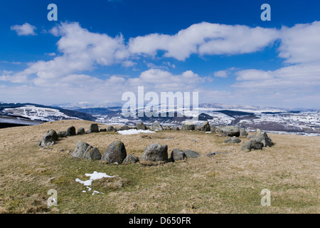 MOEL Ty Uchaf Stone Circle, in der Nähe von Llandrillo, Denbighshire/Sir Ddinbych, mit einer spektakulären Aussicht erstreckt sich in Richtung Llandrillo Stockfoto