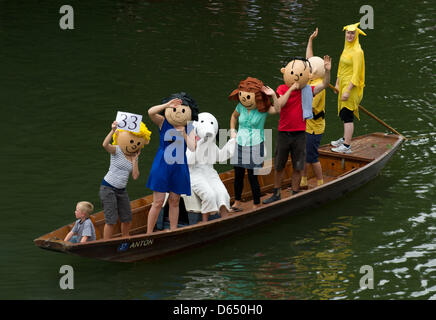 Menschen angezogen als Charaktere aus der Comic-Strip-Erdnüsse nehmen Teil in der Faschings-Parade von der Punt Boat Race (Stocherkahnrennen) auf dem Neckar in Tübingen, Deutschland, 7. Juni 2012. Rund 50 Punt Boote traten in der diesjährigen traditionellen Punt Bootsrennen. Foto: Marijan Murat Stockfoto