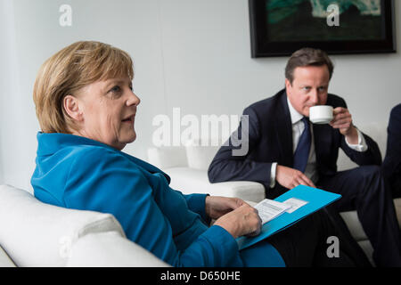 Handout - ein Handout Bild von der deutschen Regierung vom 7. Juni 2012 zeigt deutsche Bundeskanzlerin Angela Merkel (CDU) Treffen der britische Premierminister David Cameron im Bundeskanzleramt in Berlin, Deutschland. Foto: BUNDESREGIERUNG/STEFFEN KUGLER Stockfoto