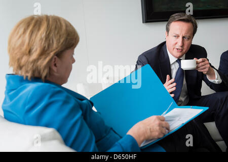 Handout - ein Handout Bild von der deutschen Regierung vom 7. Juni 2012 zeigt deutsche Bundeskanzlerin Angela Merkel (CDU) Treffen der britische Premierminister David Cameron im Bundeskanzleramt in Berlin, Deutschland. Foto: BUNDESREGIERUNG/STEFFEN KUGLER Stockfoto