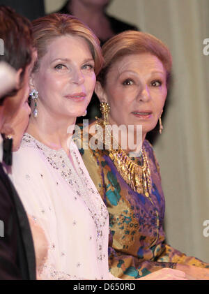 HM Awards Königin Noor von Jordanien (L) und HM Königin Farah Pahlavi vom Iran während des Marianne & Sigvard Bernadotte Art Gala 2012 in Stockholm, Schweden, 7. Juni 2012. Foto: Albert Nieboer / RPE Niederlande, Stockfoto