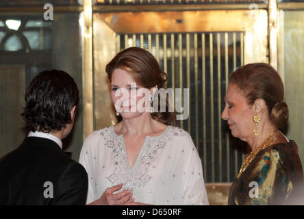 Prinz Carl Philip von Schweden, HM Königin Noor von Jordanien und HM Königin Farah Pahlavi von Iran (R) während der Marianne & Sigvard Bernadotte Art Awards Gala 2012 in Stockholm, Schweden, 7. Juni 2012. Foto: Albert Nieboer / RPE Niederlande, Stockfoto