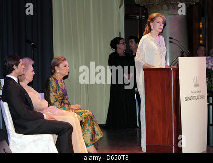 Prinz Carl Philip von Schweden, Gräfin Marianne Bernadotte, HM Königin Farah Pahlavi vom Iran und HM Königin Noor von Jordan (R) Speeching während der Marianne & Sigvard Bernadotte Art Awards Gala 2012 in Stockholm, Schweden, 7. Juni 2012. Foto: Albert Nieboer / RPE Niederlande, Stockfoto