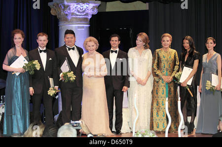 (L) Paulina Pfeiffer, Robert Nordberg, Yinjia Gong, Gräfin Marianne Bernadotte, Prinz Carl Philip von Schweden, HM Königin Noor von Jordanien, HM Königin Farah Pahlavi vom Iran, Behnaz Aram und Nina Zanjani (R) während der Marianne & Sigvard Bernadotte Art Awards Gala 2012 in Stockholm, Schweden, 7. Juni 2012. Foto: Albert Nieboer / RPE Niederlande, Stockfoto