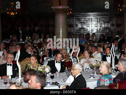 (L) Tord Magnuson, vergibt HM Königin Farah Pahlavi vom Iran, pro Westerberg, HM Königin Noor von Jordanien und Prinz Carl Philip von Sweden (R) während der Marianne & Sigvard Bernadotte Art Gala 2012 in Stockholm, Schweden, 7. Juni 2012. Foto: Albert Nieboer / RPE Niederlande, Stockfoto