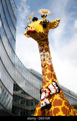 Die fünf Meter hohe Giraffe aus Legos hergestellt ist am Potsdamer Platz in Berlin, Deutschland, 8. Juni 2012 abgebildet. Die Giraffe ist mit einem 10 Meter langen Fanschal für die deutsche Mannschaft bei der Euro 2012 eingerichtet. Foto: CLAUDIA LEVETZOW Stockfoto