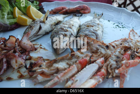 Frischen Fisch serviert auf einer Platte in einem Restaurant in der Stadt Abbiadori auf der italienischen Insel Sardinien, Italien, 11. Mai 2012. Foto: Marcus Brandt Stockfoto