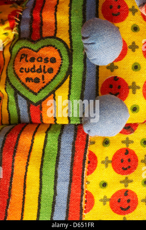 Kuscheln Sie mir bitte Herz bunte Clown-Spielzeug-Outfit Stockfoto