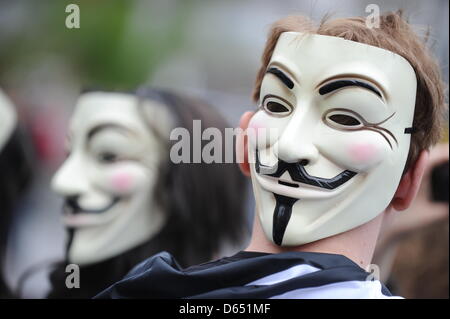 Zwei Demonstranten tragen Masken auf der Rückseite ihrer Köpfe in München, 9. Juni 2012. Rund 150 Demonstranten protestierten gegen das internationale Handelsabkommen ACTA (Anti-Counterfeiting Trade Agreement). Foto: MARC Müller Stockfoto