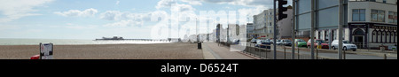 Hastings Meer brannte Pier Verkehr Meerblick Stockfoto