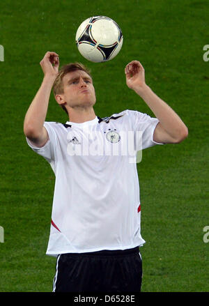 Deutschlands Per Mertesacker erwärmt sich Priot auf die UEFA EURO 2012-Gruppe B-Fußball Spiel Deutschland Vs Portugal bei Arena Lviv in Lviv, Ukraine, 9. Juni 2012. Foto: Marcus Brandt Dpa (siehe Kapitel 7 und 8 der http://dpaq.de/Ziovh für die UEFA Euro 2012 Geschäftsbedingungen &) Stockfoto