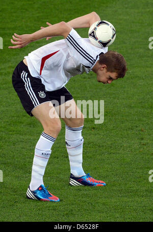 Deutschlands Per Mertesacker erwärmt sich Priot auf die UEFA EURO 2012-Gruppe B-Fußball Spiel Deutschland Vs Portugal bei Arena Lviv in Lviv, Ukraine, 9. Juni 2012. Foto: Marcus Brandt Dpa (siehe Kapitel 7 und 8 der http://dpaq.de/Ziovh für die UEFA Euro 2012 Geschäftsbedingungen &) Stockfoto