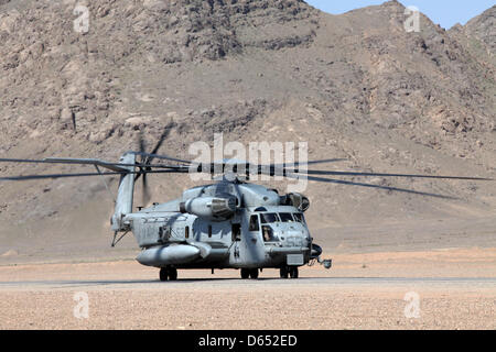 US Marinekorps CH-53E Super Stallion Helikopter Board eine gemeinsame militärische Operation von uns, Brite/Britin und die afghanische Kräfte 11. April 2013 in der Provinz Helmand, Afghanistan. Stockfoto