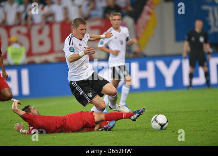 Portugals Joao Moutinho (L) befasst sich Bastian Schweinsteiger Deutschlands während der UEFA EURO 2012-Gruppe B-Fußballspiel Deutschland gegen Portugal bei Arena Lviv in Lviv, Ukraine, 9. Juni 2012. Foto: Thomas Eisenhuth Dpa (siehe Kapitel 7 und 8 der http://dpaq.de/Ziovh für die UEFA Euro 2012 Geschäftsbedingungen &) +++(c) Dpa - Bildfunk +++ Stockfoto