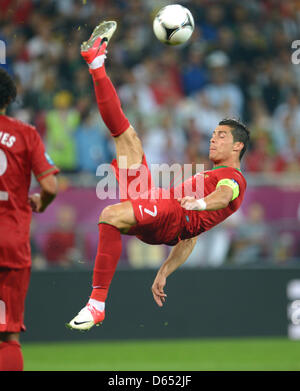 Portugals Cristiano Ronaldo macht ein Fallrückzieher während der UEFA EURO 2012-Gruppe B Fußball Deutschland Vs Portugal bei Arena Lviv in Lviv, Ukraine, 9. Juni 2012 entsprechen. Foto: Andreas Gebert Dpa (siehe Kapitel 7 und 8 der http://dpaq.de/Ziovh für die UEFA Euro 2012 Geschäftsbedingungen &).  +++(c) Dpa - Bildfunk +++ Stockfoto