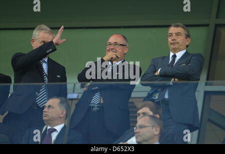 Präsident des deutschen Fußball-Bundes (DFB), Wolfgang Niersbach (R) und und Peter Gillieron (C), Präsident der Swiss Football Federation SFV, gesehen auf den Ständen vor der UEFA EURO 2012-Gruppe B-Fußballspiel Deutschland gegen Portugal bei Arena Lviv in Lviv, Ukraine, 9. Juni 2012. Foto: Andreas Gebert Dpa (siehe Kapitel 7 und 8 der http://dpaq.de/Ziovh für UEFA E Stockfoto