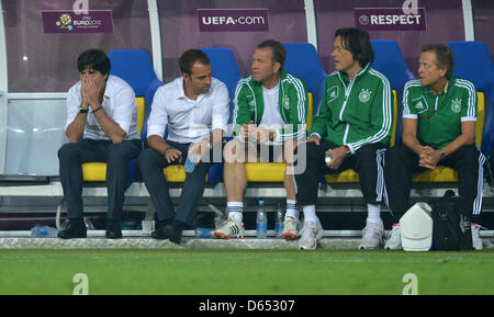 Deutschlands Trainer Joachim Loew (L-R) Co-Trainer Hansi Flick, Torwarttrainer Andreas Köpke, Mannschaftsarzt Hans-Wilhelm Müller-Wohlfahrt, Physiotherapeut Klaus Eder gesehen auf der Bank während der UEFA EURO 2012-Gruppe B-Fußball Spiel Deutschland Vs Portugal bei Arena Lviv in Lviv, Ukraine, 9. Juni 2012. Foto: Thomas Eisenhuth Dpa (siehe Kapitel 7 und 8 des http://dpaq.de Stockfoto