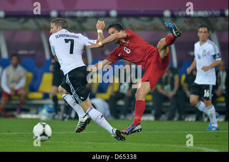 Deutschlands Bastian Schweijnsteiger (L) und Portugals Joao Moutinho wetteifern um die Kugel während der UEFA EURO 2012-Gruppe B-Fußballspiel Deutschland gegen Portugal bei Arena Lviv in Lviv, Ukraine, 9. Juni 2012. Foto: Thomas Eisenhuth Dpa (siehe Kapitel 7 und 8 der http://dpaq.de/Ziovh für die UEFA Euro 2012 Geschäftsbedingungen &) Stockfoto