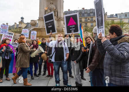 Paris, Frankreich, LGBT-Aktivismus-Gruppen, demonstrieren zur Unterstützung des Gesetzes über gleichgeschlechtliche Ehe/Gleichberechtigung, halten Protestschilder auf dem Stadtplatz ab, Bewegung für Gleichberechtigung von Eheschließungen, Menschenrechtsaktivisten, Diskriminierung, Problem der Homosexuellen, Homophobie, Demonstrationsaktivismus frankreich, lgbtq-Demonstranten mit Plakat Stockfoto