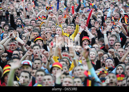 Fußball-Fans verfolgen die UEFA EURO 2012-Gruppe B-Fußballspiel zwischen Deutschland und Portugal bei einem public-Viewing-Bereich am Heiligengeistfeld in Hamburg, Deutschland, 9. Juni 2012. Foto: Revierfoto Stockfoto