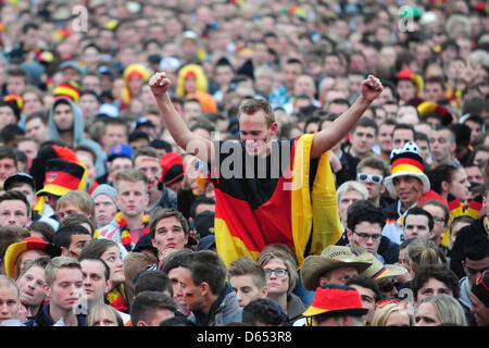 Fußball-Fans verfolgen die UEFA EURO 2012-Gruppe B-Fußballspiel zwischen Deutschland und Portugal bei einem public-Viewing-Bereich am Heiligengeistfeld in Hamburg, Deutschland, 9. Juni 2012. Foto: Revierfoto Stockfoto