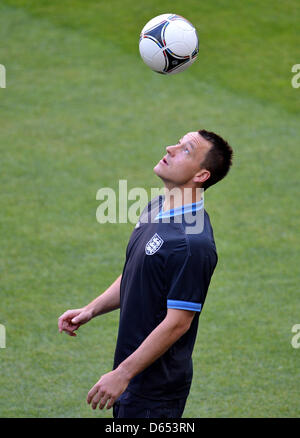 Englands John Terry während einer Trainingseinheit der englischen Fußball-Nationalmannschaft im Donbass Arena in Donezk, Ukraine, 10. Juni 2012. Foto: Thomas Eisenhuth Dpa (siehe Kapitel 7 und 8 der http://dpaq.de/Ziovh für die UEFA Euro 2012 Geschäftsbedingungen &) +++(c) Dpa - Bildfunk +++ Stockfoto