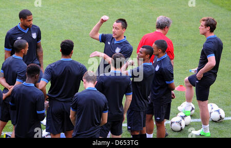 Englands John Terry (C) Gesten während einer Trainingseinheit der englischen Fußball-Nationalmannschaft im Donbass Arena in Donezk, Ukraine, 10. Juni 2012. Foto: Thomas Eisenhuth Dpa (siehe Kapitel 7 und 8 der http://dpaq.de/Ziovh für die UEFA Euro 2012 Geschäftsbedingungen &) +++(c) Dpa - Bildfunk +++ Stockfoto