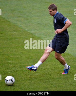 Englands Steven Gerrard während einer Trainingseinheit der englischen Fußball-Nationalmannschaft im Donbass Arena in Donezk, Ukraine, 10. Juni 2012. Foto: Thomas Eisenhuth Dpa (siehe Kapitel 7 und 8 der http://dpaq.de/Ziovh für die UEFA Euro 2012 Geschäftsbedingungen &) +++(c) Dpa - Bildfunk +++ Stockfoto