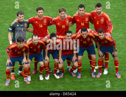 Spaniens Iker Casillas (oben links nach unten rechts), Xabi Alonso, Sergio Ramos, Sergio Busquets, Gerard Pique, David Silva, Andres Iniesta, Cesc Fabregas, Xavi, Alvaro Arbeloa und Jordi Alba Pose für ein Gruppenbild während der UEFA EURO 2012-Gruppe C-Fußball Spiel Spanien gegen Italien im Arena Gdansk in Danzig, Polen, 10. Juni 2012. Foto: Andreas Gebert Dpa (siehe Kapitel 7 und 8 h Stockfoto