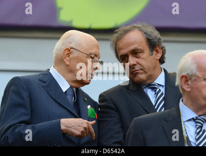 Italiens Präsident Giorgio Napolitano (L) und UEFA-Präsident Michel Platini sprechen, bevor die UEFA EURO 2012-Gruppe C Fußballspiel Spanien Vs Italien im Arena Gdansk in Danzig, Polen, 10. Juni 2012. Foto: Marcus Brandt Dpa (siehe Kapitel 7 und 8 der http://dpaq.de/Ziovh für die UEFA Euro 2012 Geschäftsbedingungen &) +++(c) Dpa - Bildfunk +++ Stockfoto