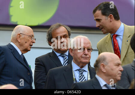 Italiens Präsident Giorgio Napolitano (oben L-R), UEFA-Präsident Michel Platini und Spaniens Kronprinz Felipe sprechen, bevor die UEFA EURO 2012-Gruppe C Fußballspiel Spanien Vs Italien im Arena Gdansk in Danzig, Polen, 10. Juni 2012. Foto: Marcus Brandt Dpa (siehe Kapitel 7 und 8 der http://dpaq.de/Ziovh für die UEFA Euro 2012 Geschäftsbedingungen &) +++(c) Dpa - Bildfunk +++ Stockfoto