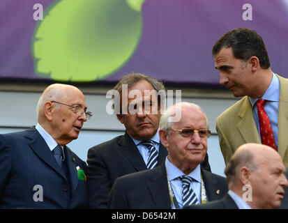 Italiens Präsident Giorgio Napolitano (oben L-R), UEFA-Präsident Michel Platini und Spaniens Kronprinz Felipe sprechen, bevor die UEFA EURO 2012-Gruppe C Fußballspiel Spanien Vs Italien im Arena Gdansk in Danzig, Polen, 10. Juni 2012. Foto: Marcus Brandt Dpa (siehe Kapitel 7 und 8 der http://dpaq.de/Ziovh für die UEFA Euro 2012 Geschäftsbedingungen &) +++(c) Dpa - Bildfunk +++ Stockfoto