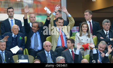 (mittlere Zeile L-R) Italiens Präsident Giorgio Napolitano, UEFA Preident Michel Platini, Spaniens Kronprinz Felipe, seine Frau Kronprinzessin Letizia beteiligen sich à la Ola Welle während der UEFA EURO 2012-Gruppe C-Fußballspiel Spanien Vs Italien im Arena Gdansk in Danzig, Polen, 10. Juni 2012. Foto: Marcus Brandt Dpa (siehe Kapitel 7 und 8 der http://dpaq.de/Ziovh für die UEFA Euro 2012 Stockfoto